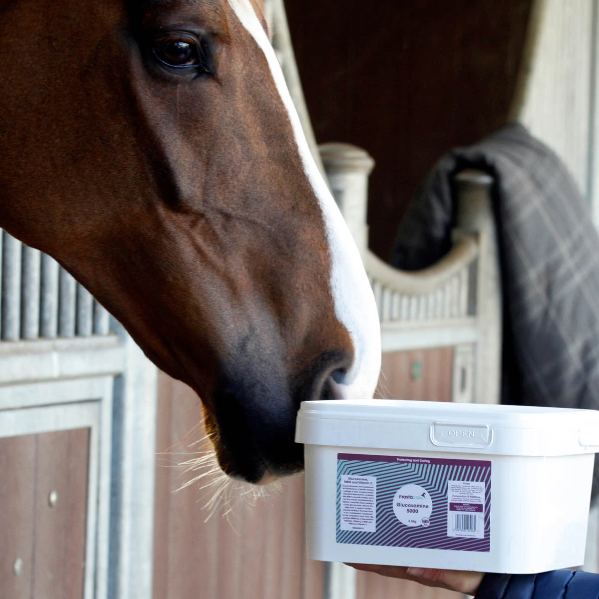 Mastacare Glucosamine 5000, MSM & Vitamin C Horse Care Feed Supplement - 2.5kg 2 Mastacare Glucosamine 5000, MSM & Vitamin C Horse Care Feed Supplement - 2.5kg - Image 2